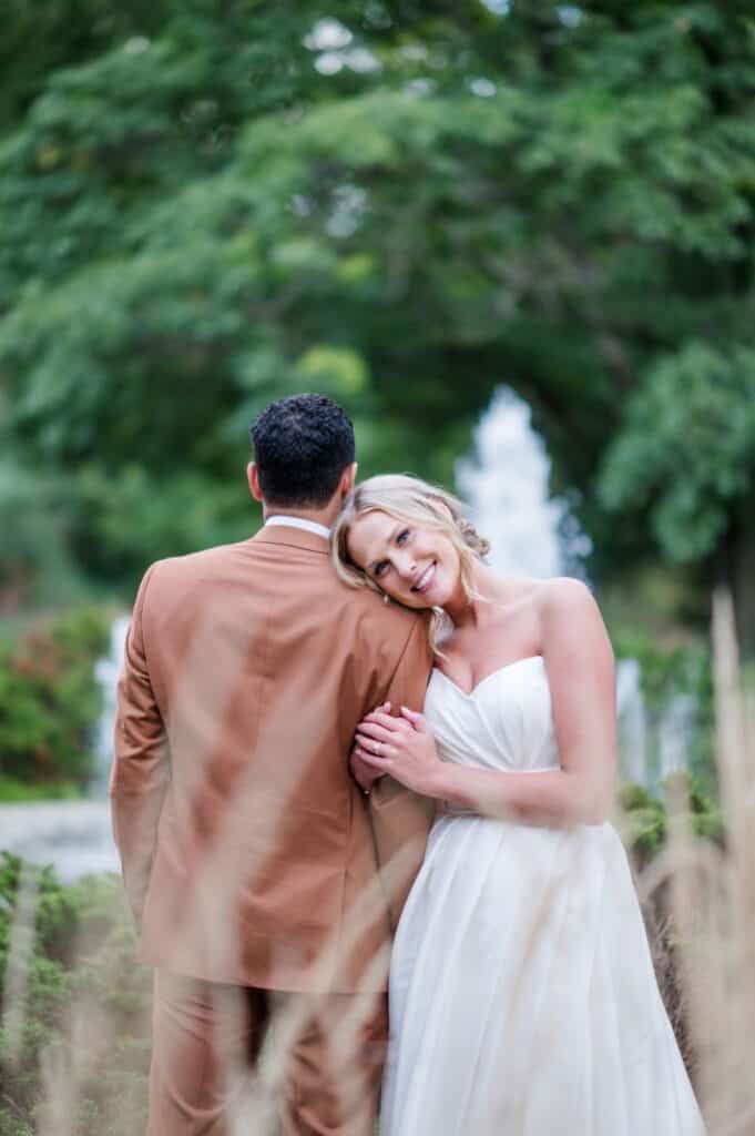Peoria-Zoo-Fountain-couple