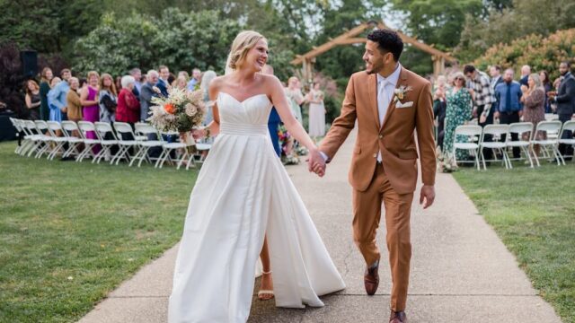 Peoria-Zoo-couple-walking-down-aisle