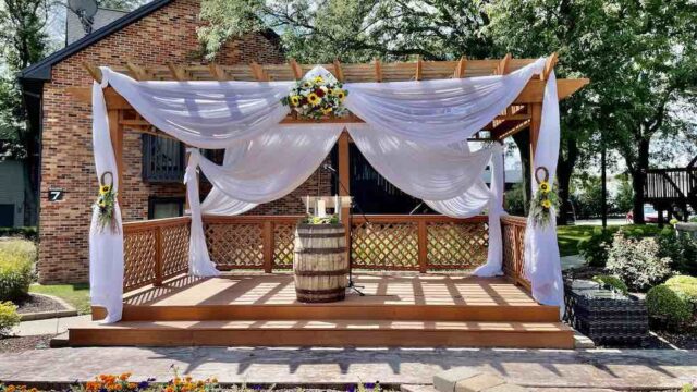 Rustic-Theme-Courtyard-at-Eastland-Suites