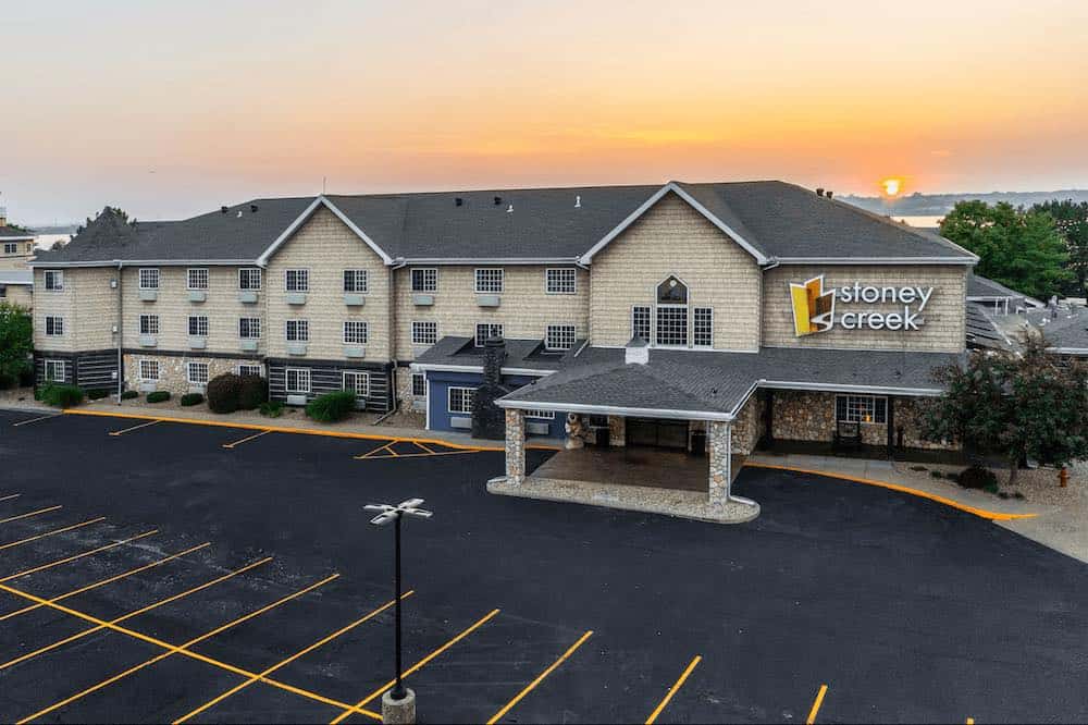 Stoney-Creek-Hotel-Front-